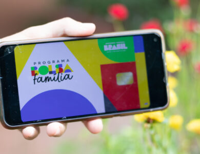 Será que mais de 100 mil famílias vão perder o Bolsa Família? Entenda o que essa notícia representa de risco real para o povo.