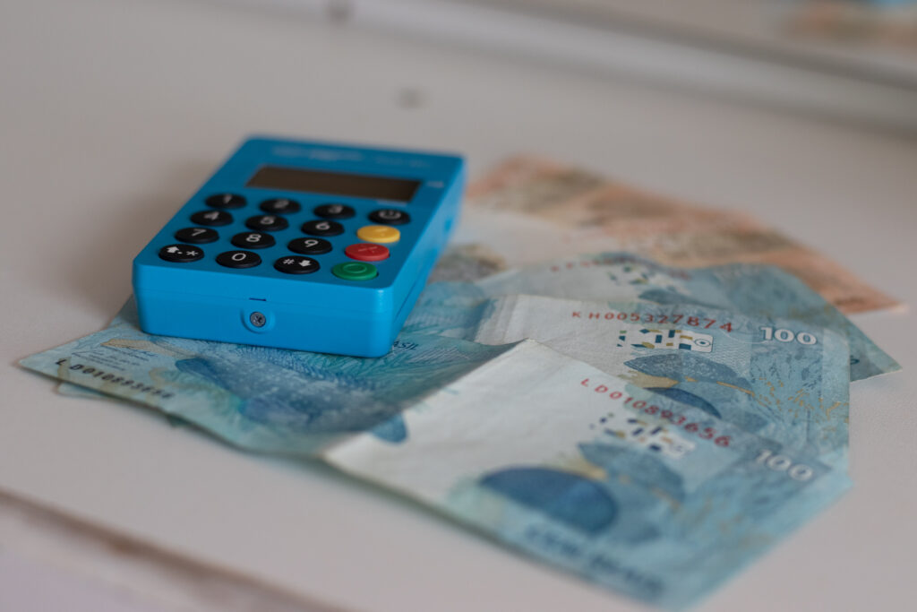 A maquininha de cartão certa para você pode te ajudar a faturar mais com seu negócio ou oferta de serviço.