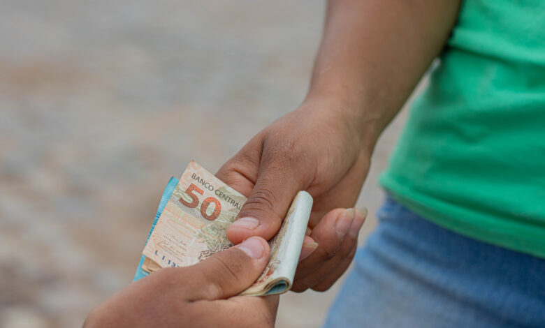 Novo salário pode animar vários brasileiros em um grupo específico de pessoas; entenda o que está acontecendo e o que se pode esperar.