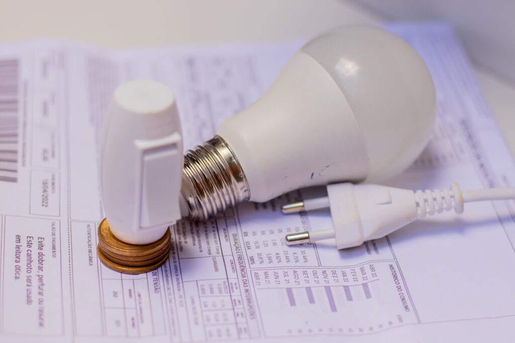 Se voc~e pagou impostos a mais na conta de luz, veja se vai receber dinheiro de volta.