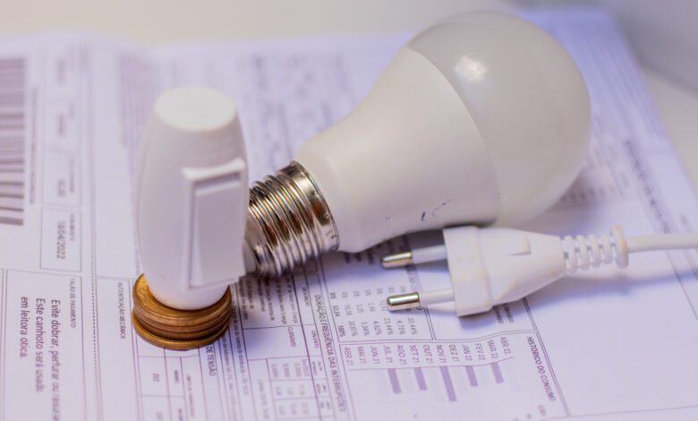 Se você pagou impostos a mais na conta de luz, veja se vai receber dinheiro de volta.