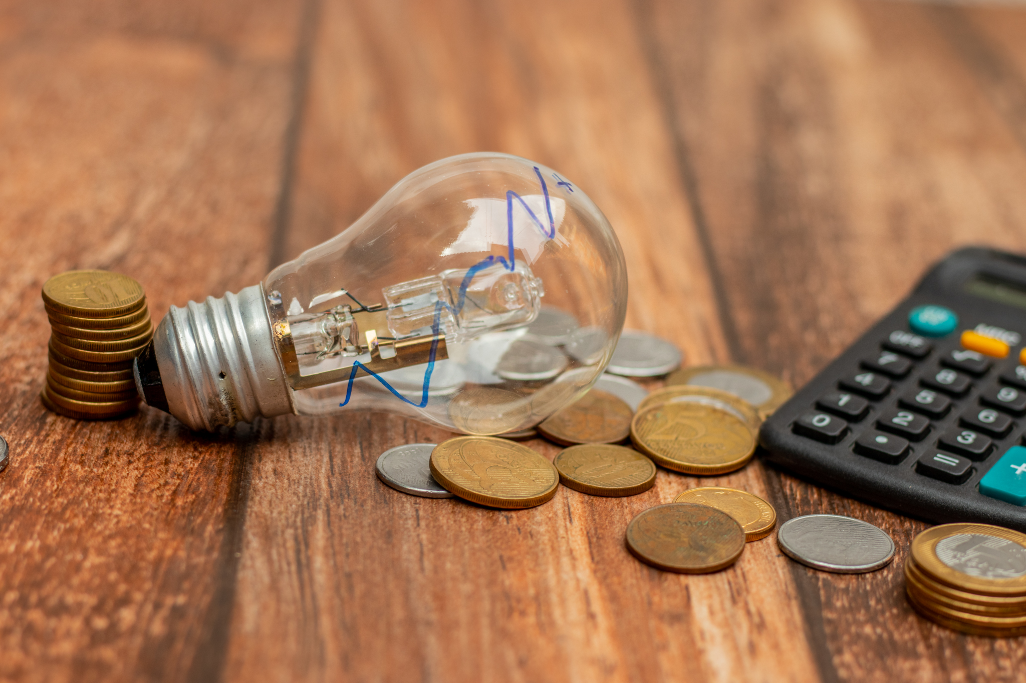 A conta de energia em julho vai chegar mais salgada para milhares de brasileiros.