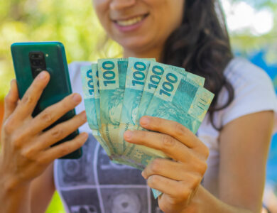 Veja como conseguir descontos em apps sendo estudante universitário.