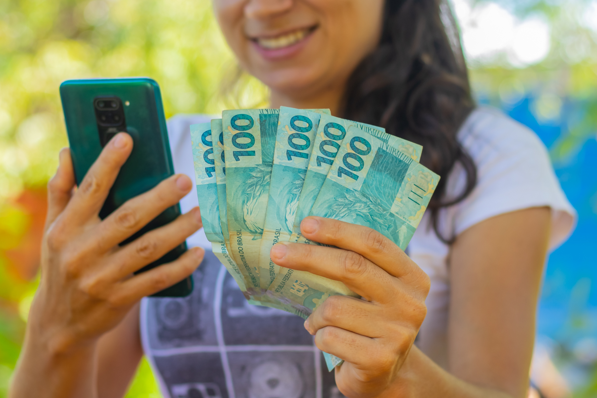 Veja como conseguir descontos em apps sendo estudante universitário.