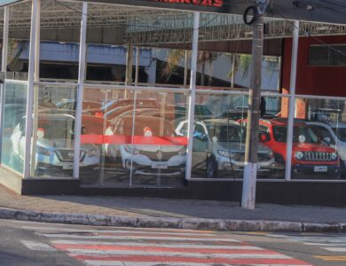 Se você pensa em comprar ou alugar um carro, veja as dicas.