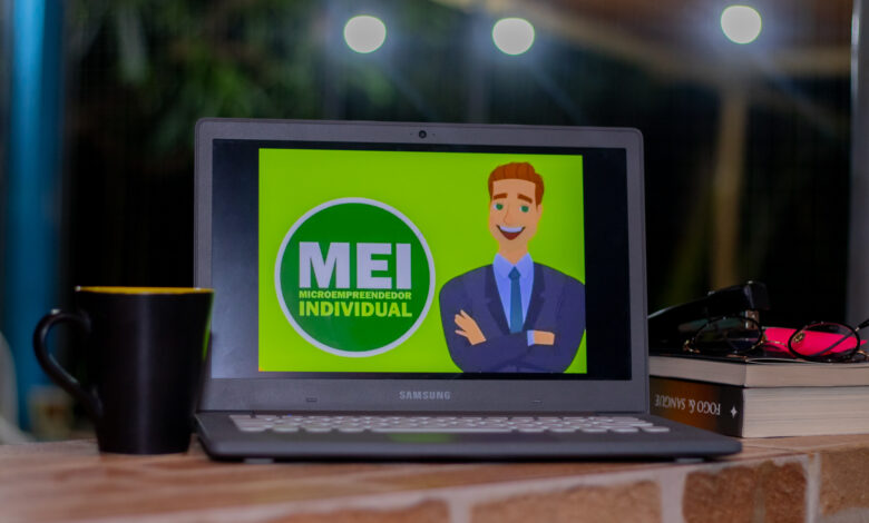 Pensando em se formalizar como MEI? Veja como abrir seu CNPJ e quanto custa.