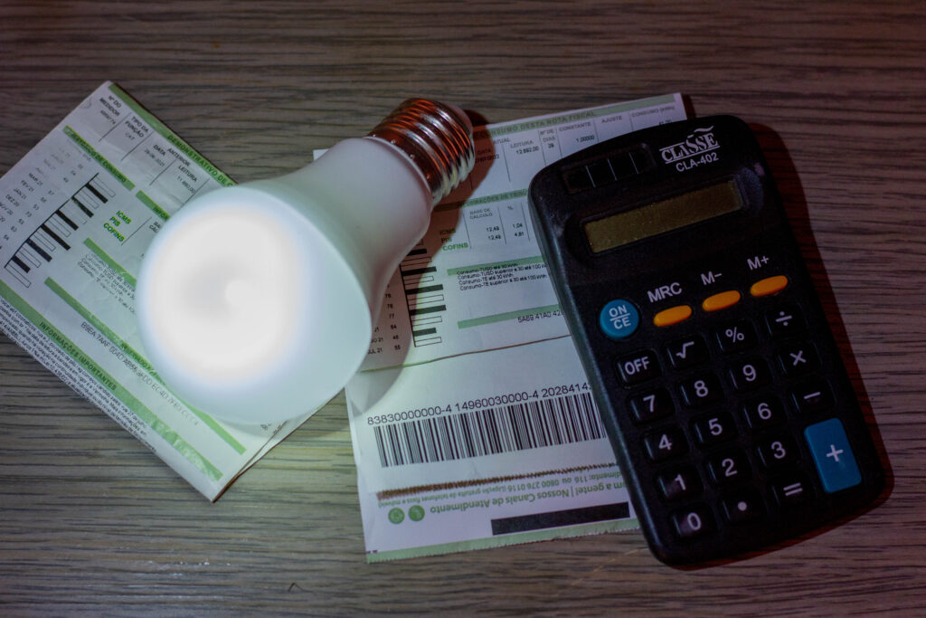 A conta de luz de agosto ainda deve vir mais cara. Veja o que vai acontecer.