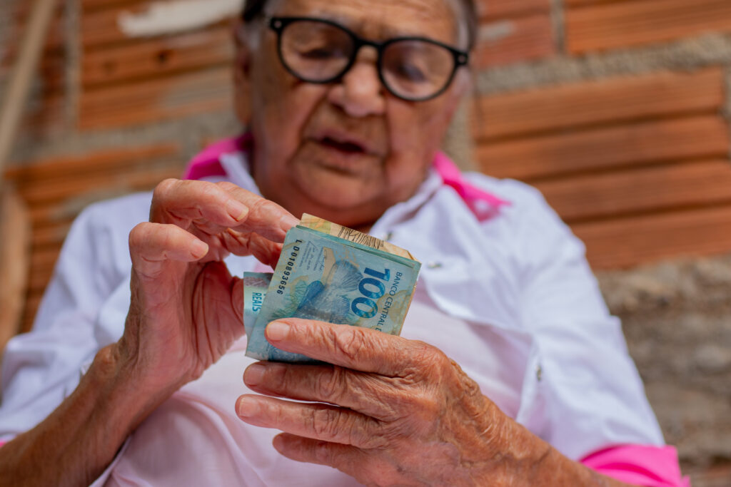 Com o aumento da Selic, a concessão de crédito tem ficado cada vez mais insegura.