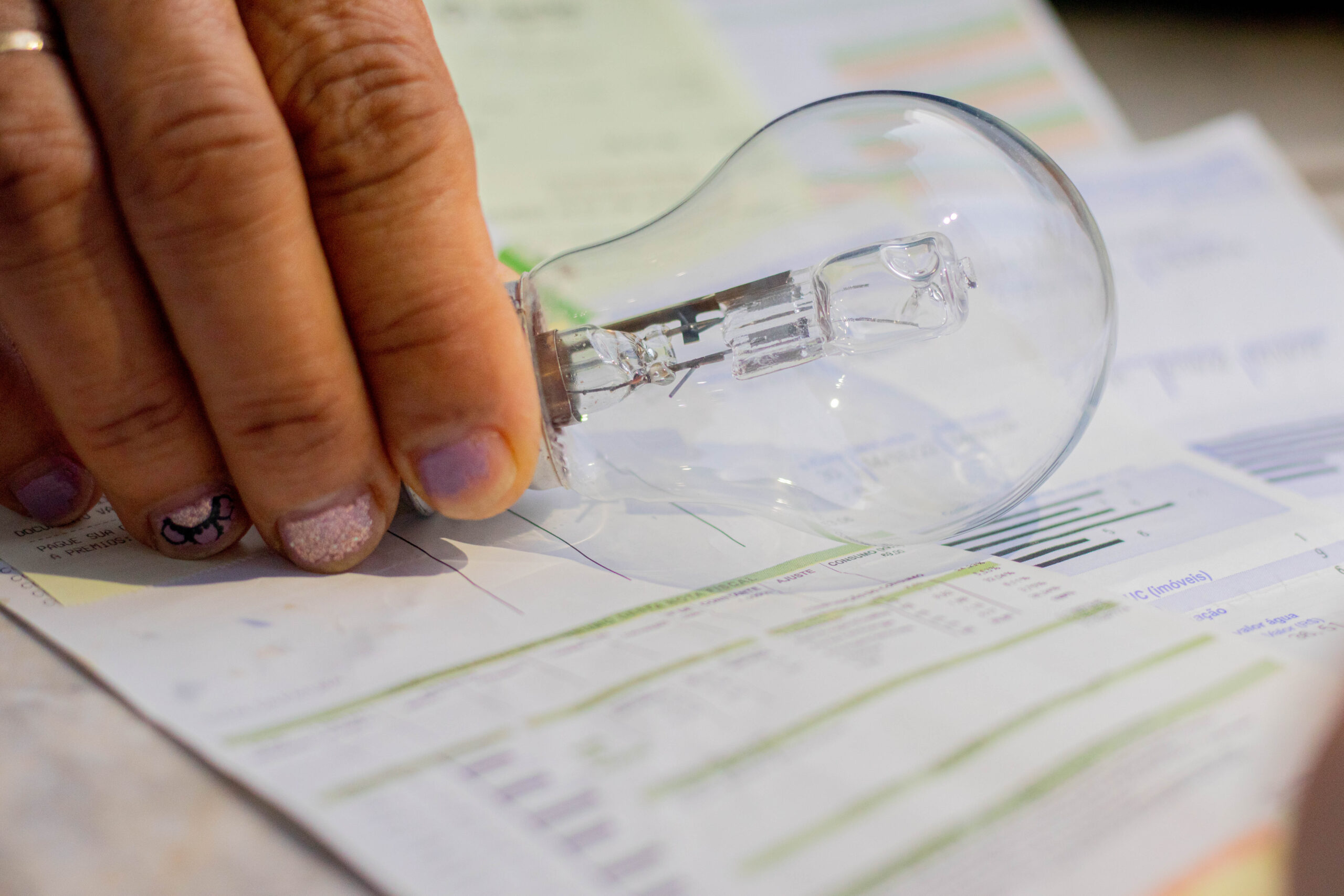 Se você mora em locais cobertos pela Cemig, veja se receberá descontos na conta de luz.