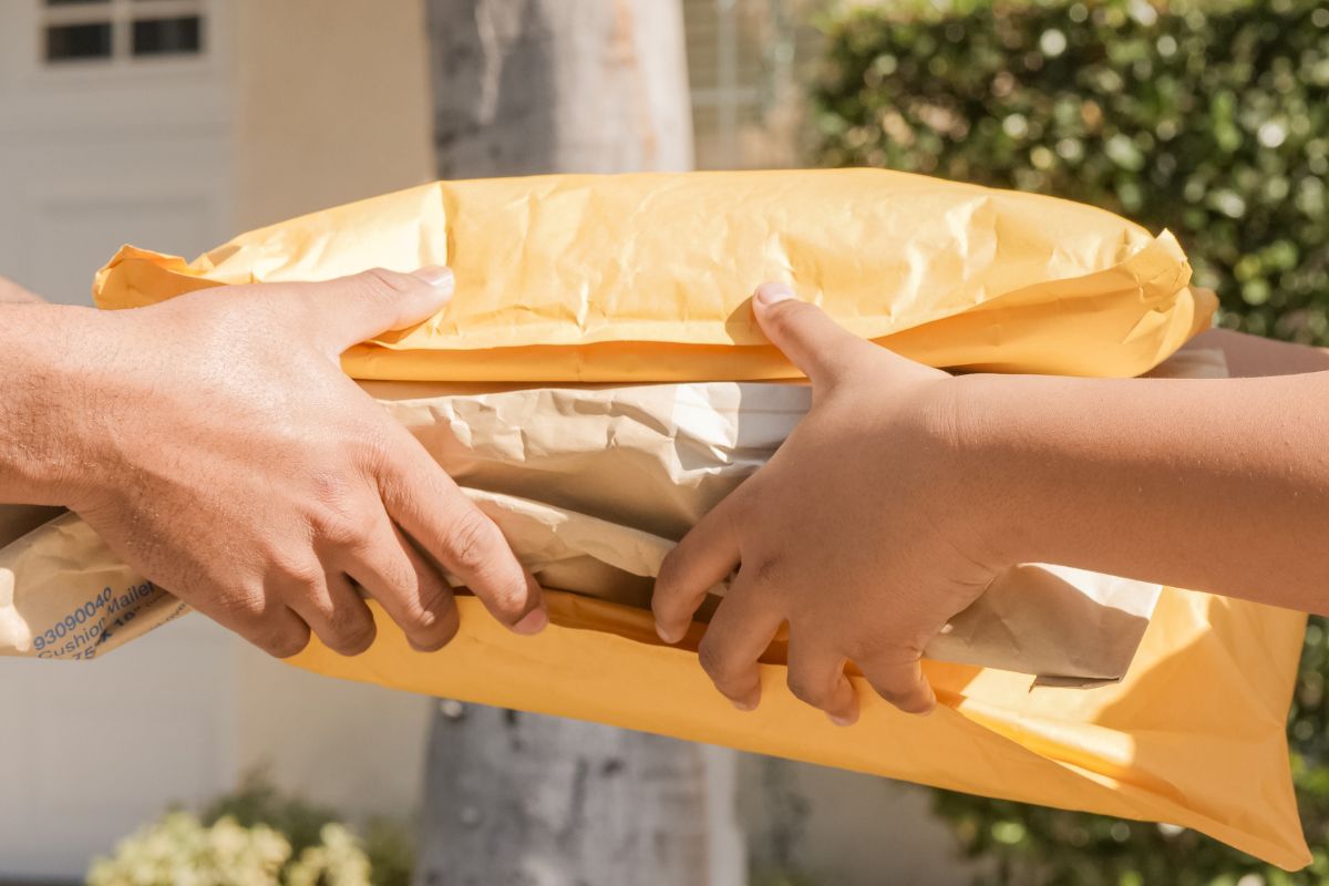 Se você receber uma encomenda, cuidado: pode ser o golpe do presente.