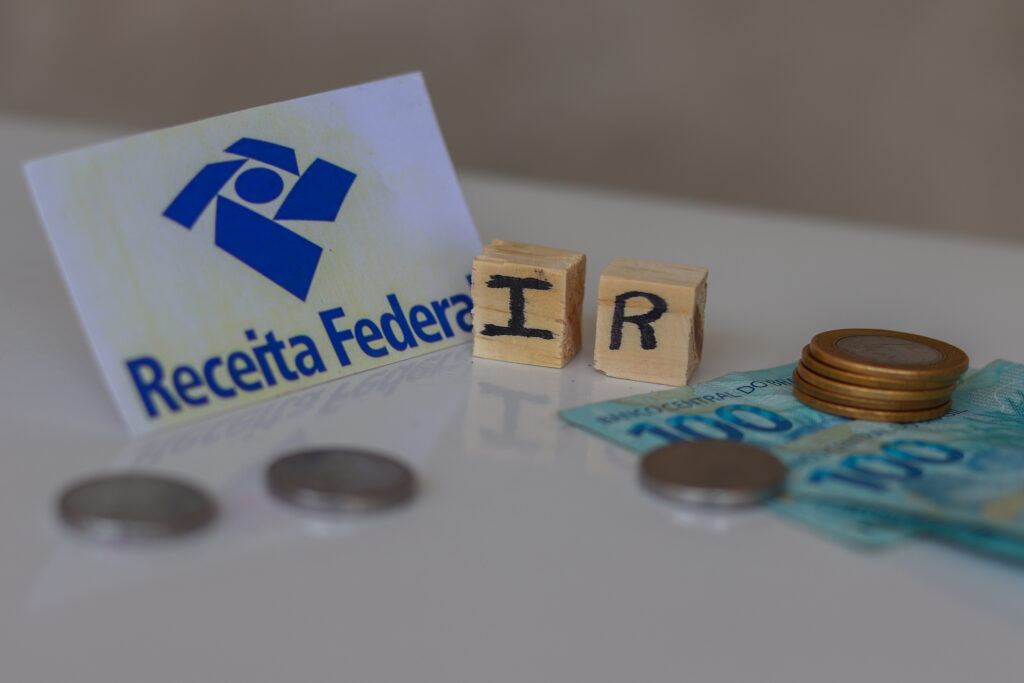 Se você é idoso, veja se vai ter direito à isenção do IR.