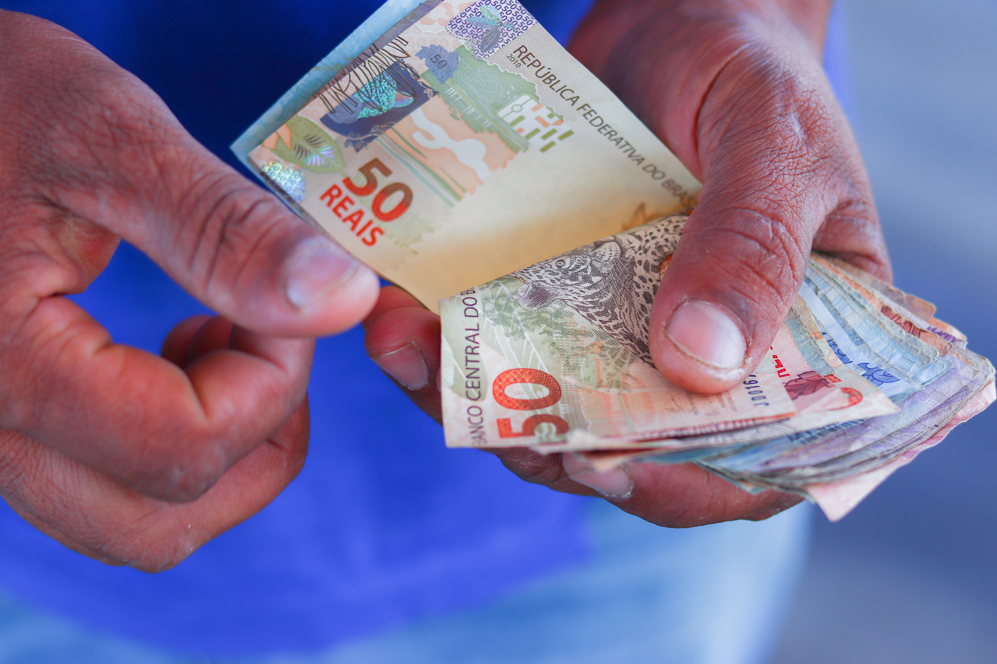 Se você precisa sacar dinheiro presencialmente, tome alguns cuidados.