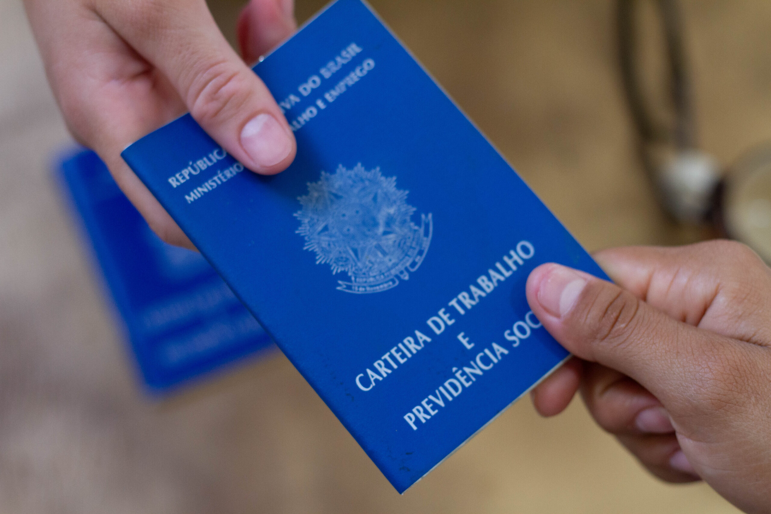 Pensando em abrir uma empresa e continuar trabalhando como CLT? Veja se é possível.