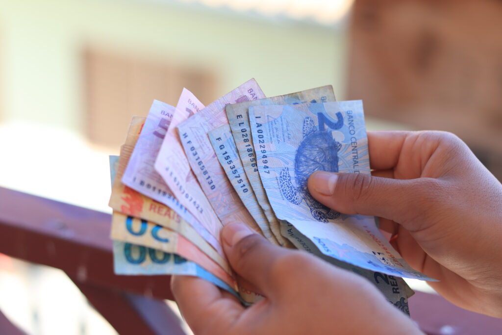 Se você quer investir ou poupar dinheiro, é bom organizar as finanças.