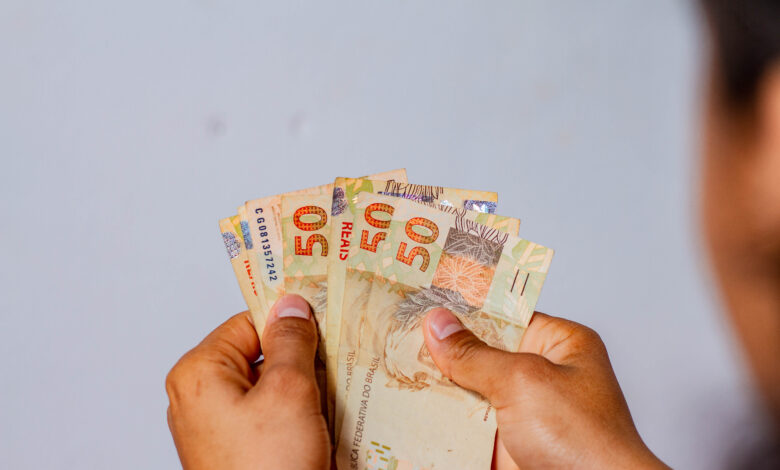 Os casais podem começar a economizar juntos para construir seu alicerce financeiro.