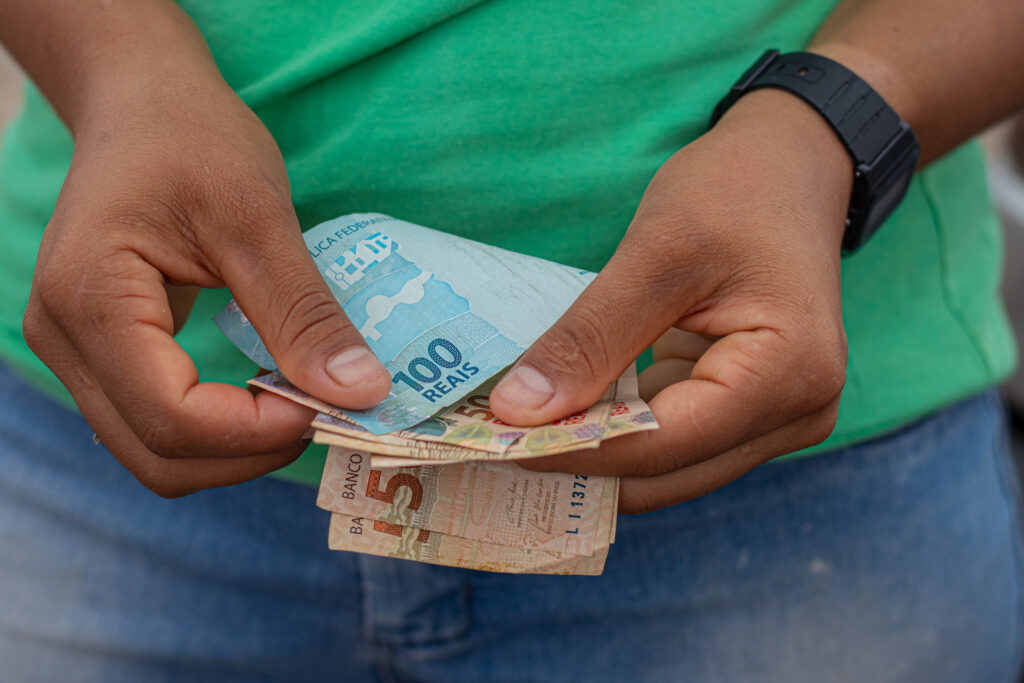 Entenda como funciona a cobrança de impostos entre classes no Brasil.