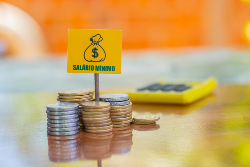 O salário mínimo é reajustado todos os anos conforme a inflação. Veja a projeção para 2026.