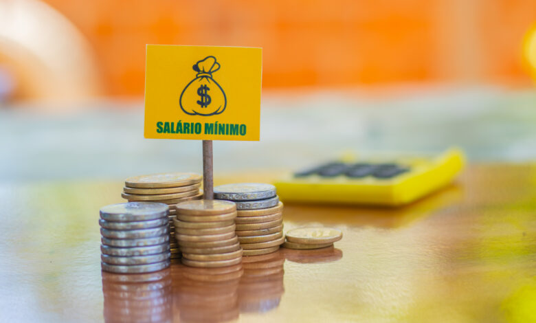 O salário mínimo é reajustado todos os anos conforme a inflação. Veja a projeção para 2026.