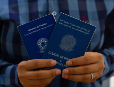 O desemprego alcançou níveis baixíssimos em comparação com anos anteriores, embora ainda seja um problema.