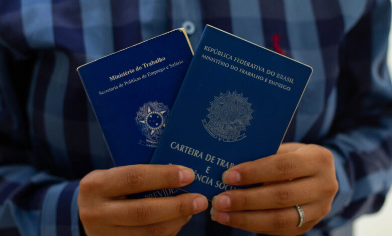 O desemprego alcançou níveis baixíssimos em comparação com anos anteriores, embora ainda seja um problema.