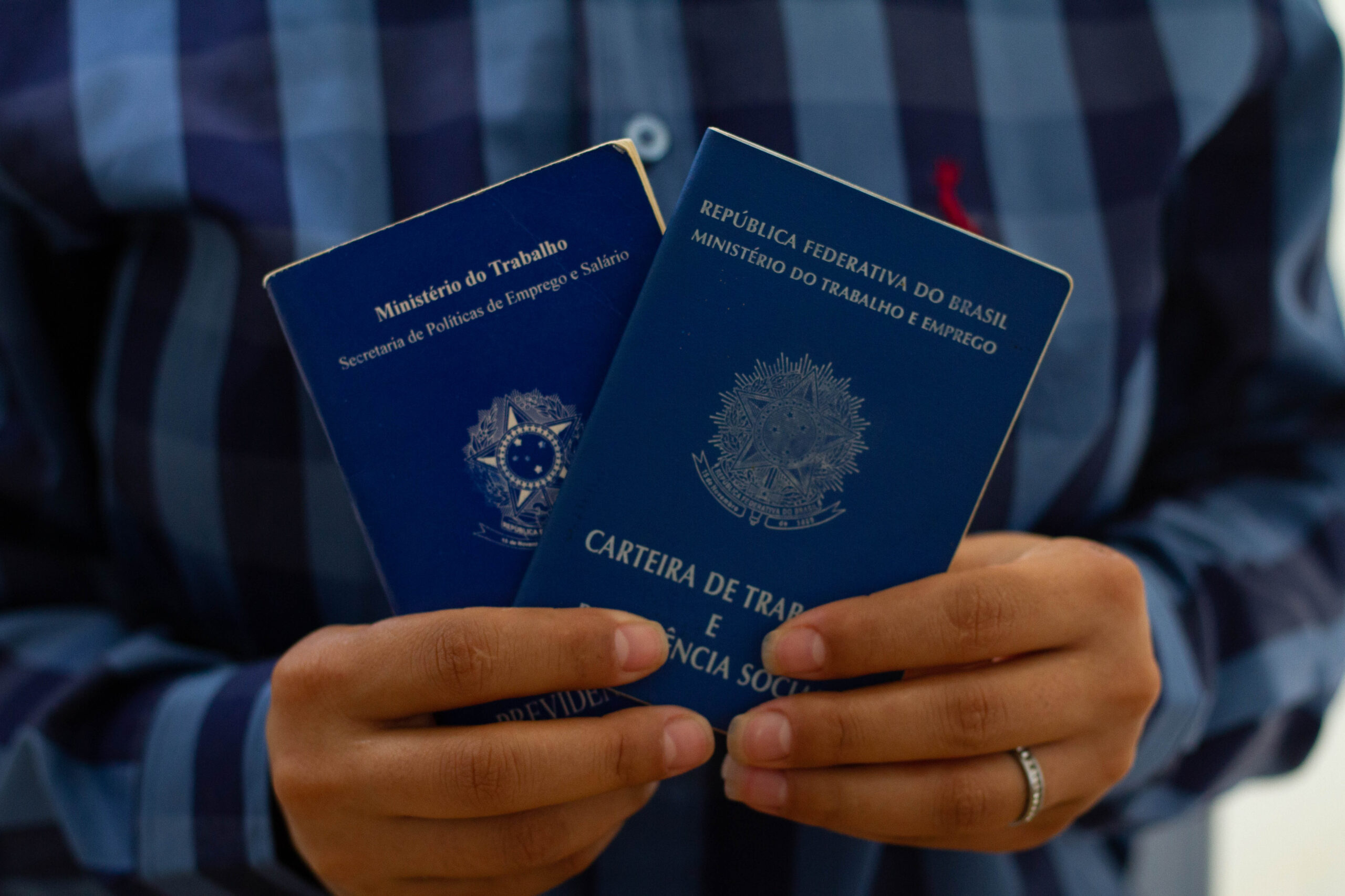 O desemprego alcançou níveis baixíssimos em comparação com anos anteriores, embora ainda seja um problema.