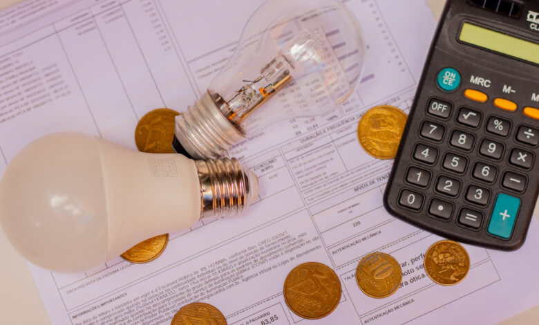 Os brasileiros devem tomar cuidado com o gasto na conta de luz, que não vai abaixar o preço.