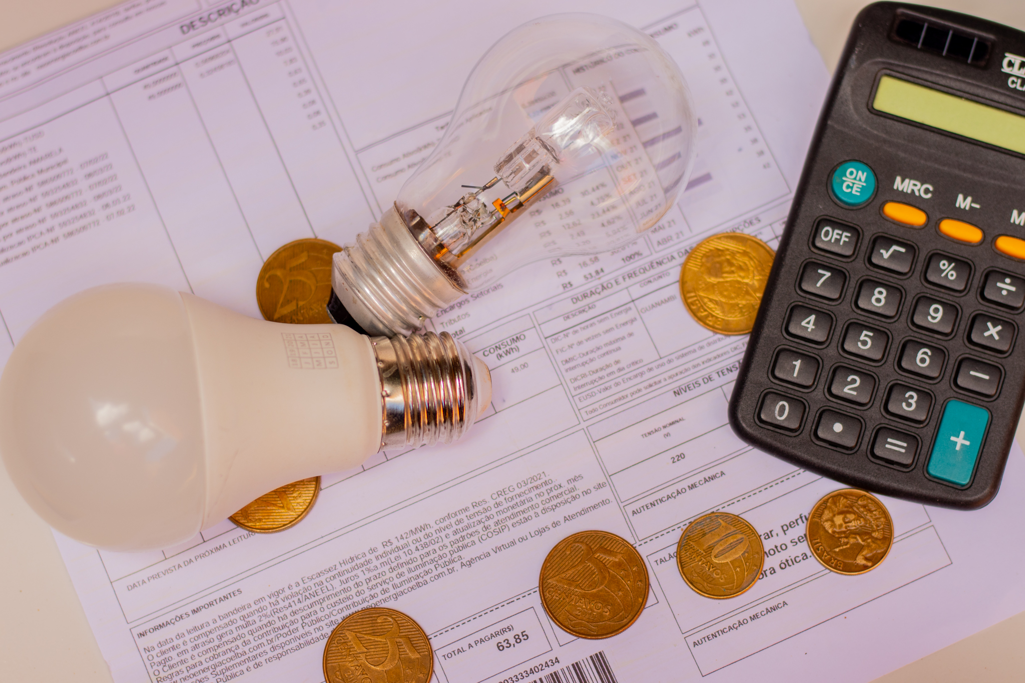 Os brasileiros devem tomar cuidado com o gasto na conta de luz, que não vai abaixar o preço.