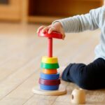 Crianças cujas mães foram vítimas de feminicídio receberão uma pensão do INSS.