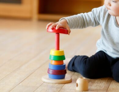 Crianças cujas mães foram vítimas de feminicídio receberão uma pensão do INSS.