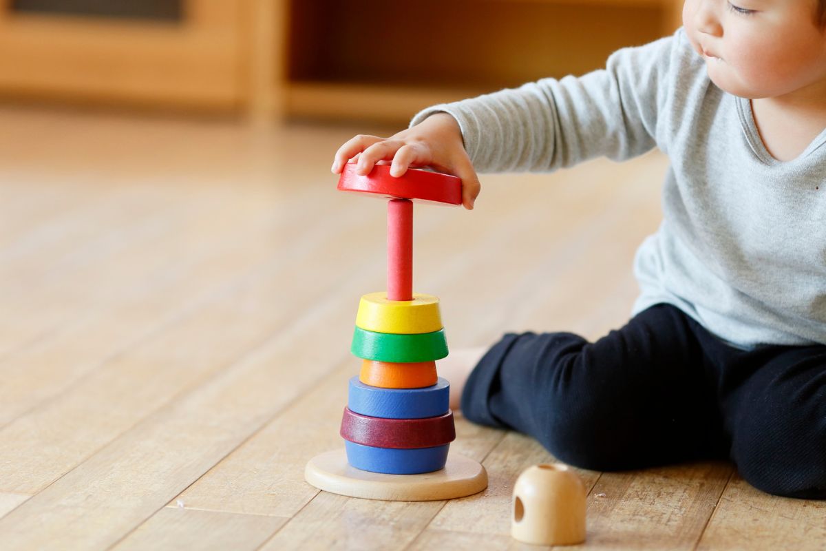 Crianças cujas mães foram vítimas de feminicídio receberão uma pensão do INSS.