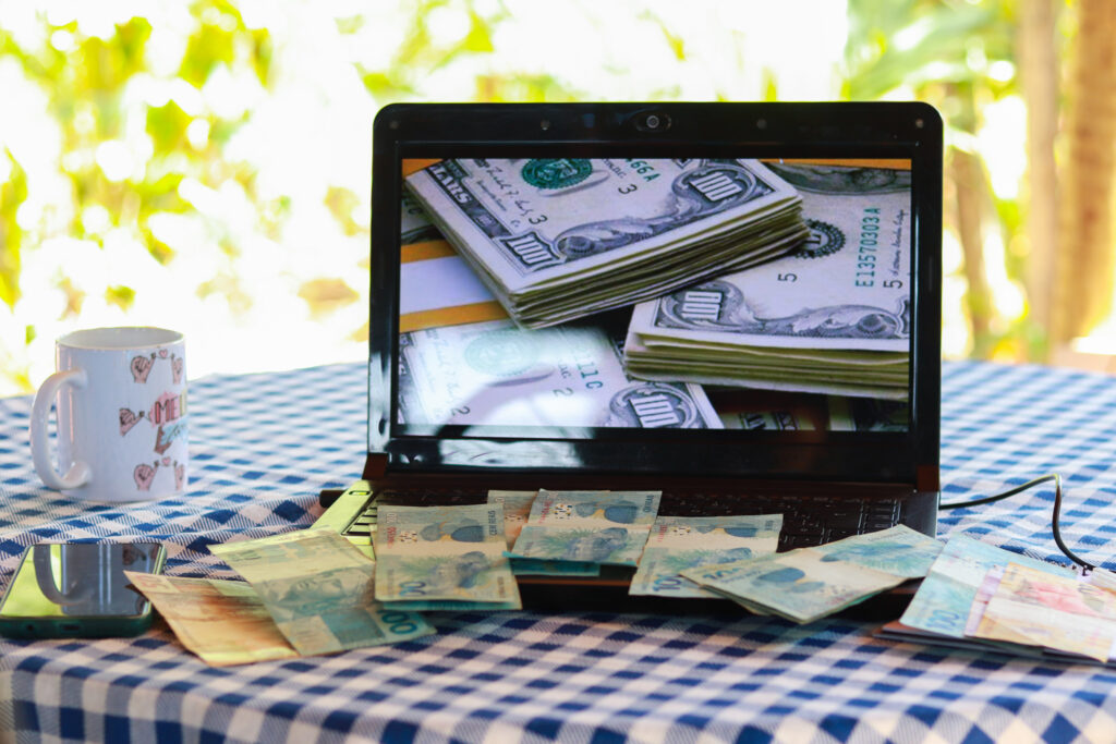 Se você quer fazer uma renda extra, veja algumas formas de fazer isso online.