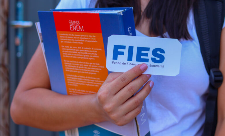 Se você tem dívidas com o Fies, veja como renegociar e sair da inadimplência.