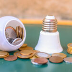 A Aneel decidiu que a bandeira vermelha na conta de luz ainda deve valer em novembro.