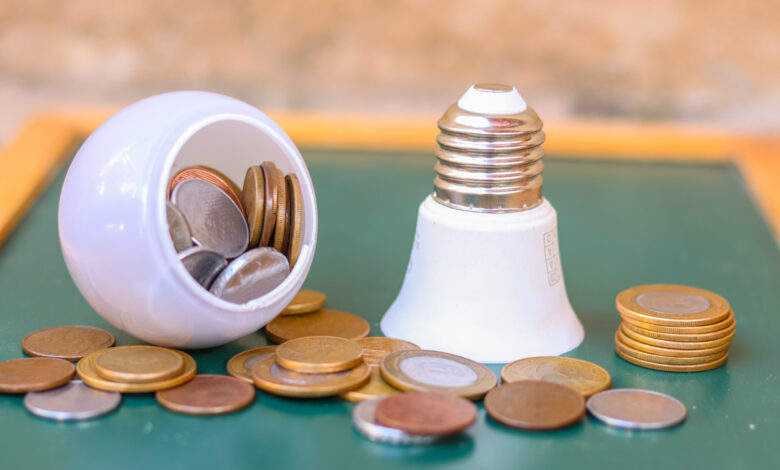 A Aneel decidiu que a bandeira vermelha na conta de luz ainda deve valer em novembro.