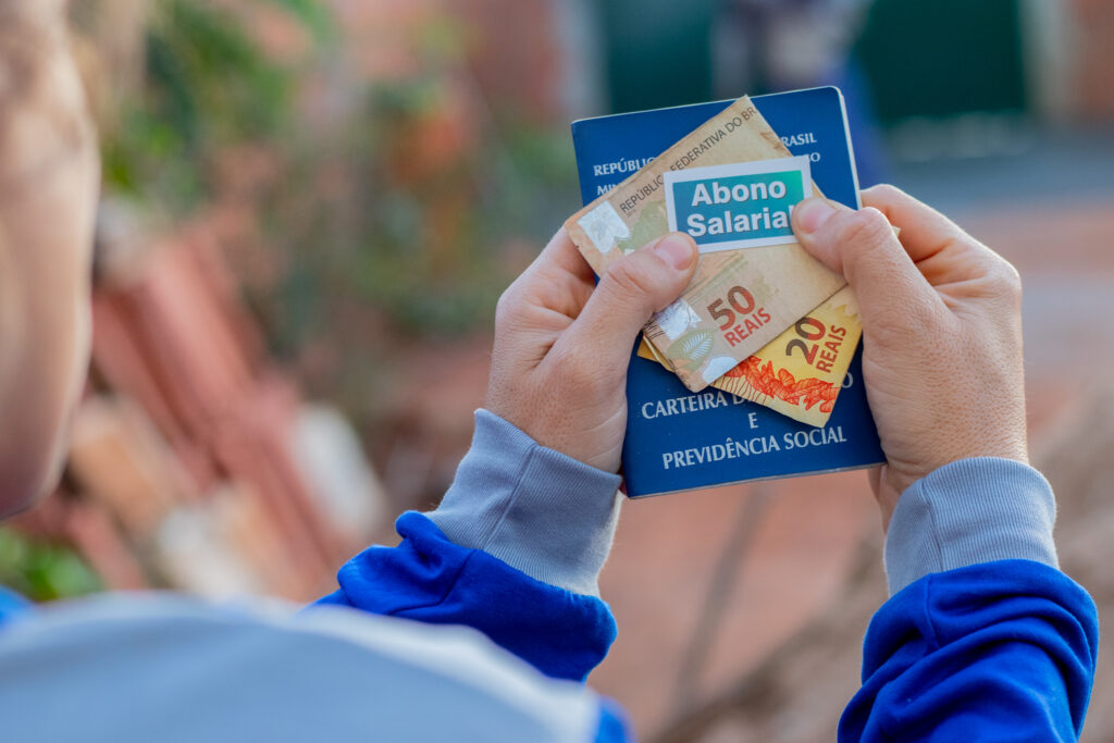 Quem vai receber o abono salarial em 2026 precisa se atentar às novas regras.