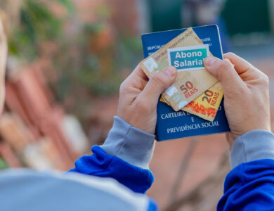 Quem vai receber o abono salarial em 2026 precisa se atentar às novas regras.