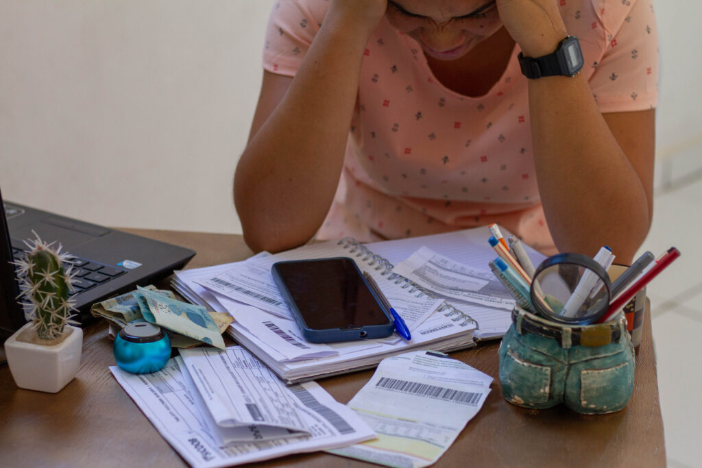 Não deixe que o superendividamento se instale nas suas finanças.