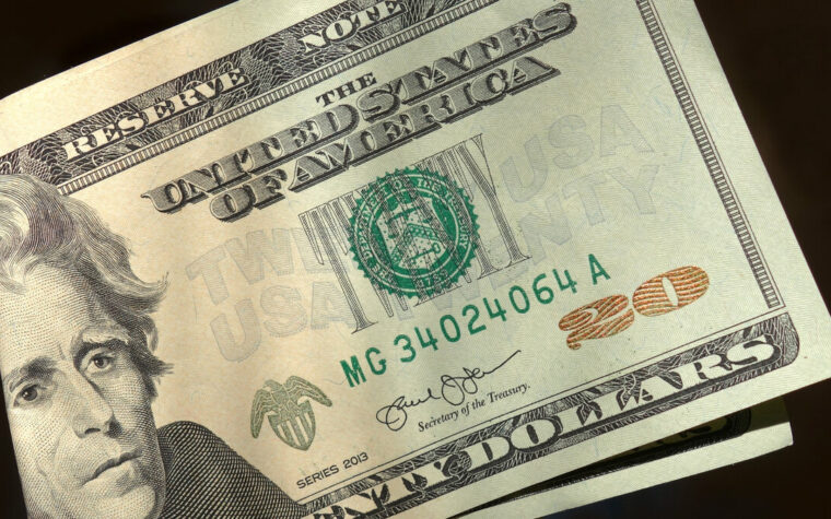 ¿Ahorrar en dólares o en pesos? La lección del dólar en Colombia