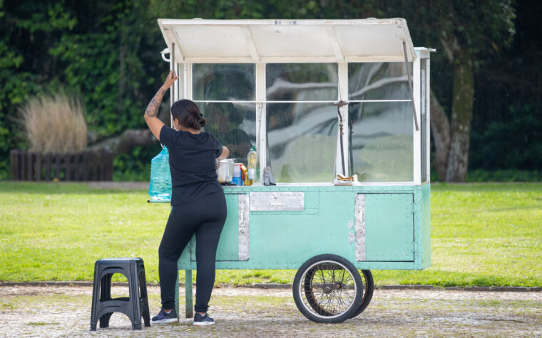 Calor extremo y trabajo: por qué reduce horas e ingresos, según la OCDE
