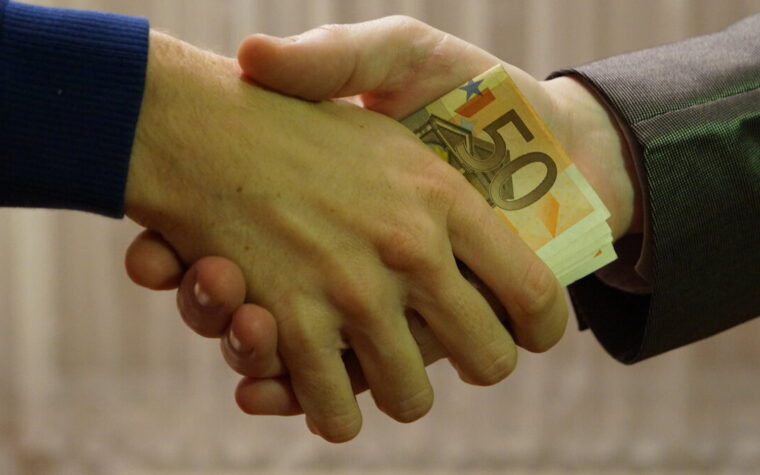 Préstamos que piden un pago por adelantado: cómo detectar el fraude